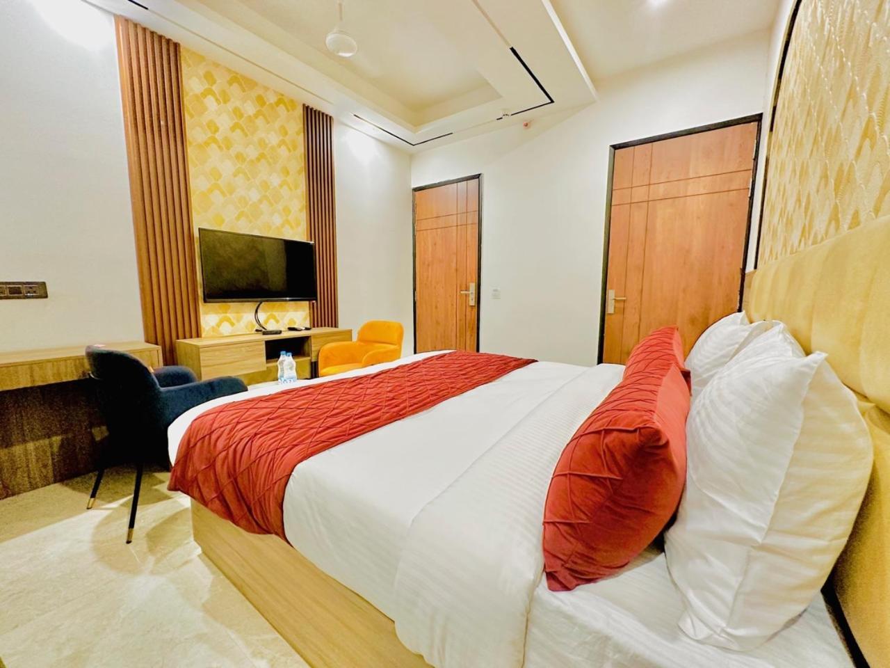 Hotel Hsp Plaza Нью-Дели Экстерьер фото